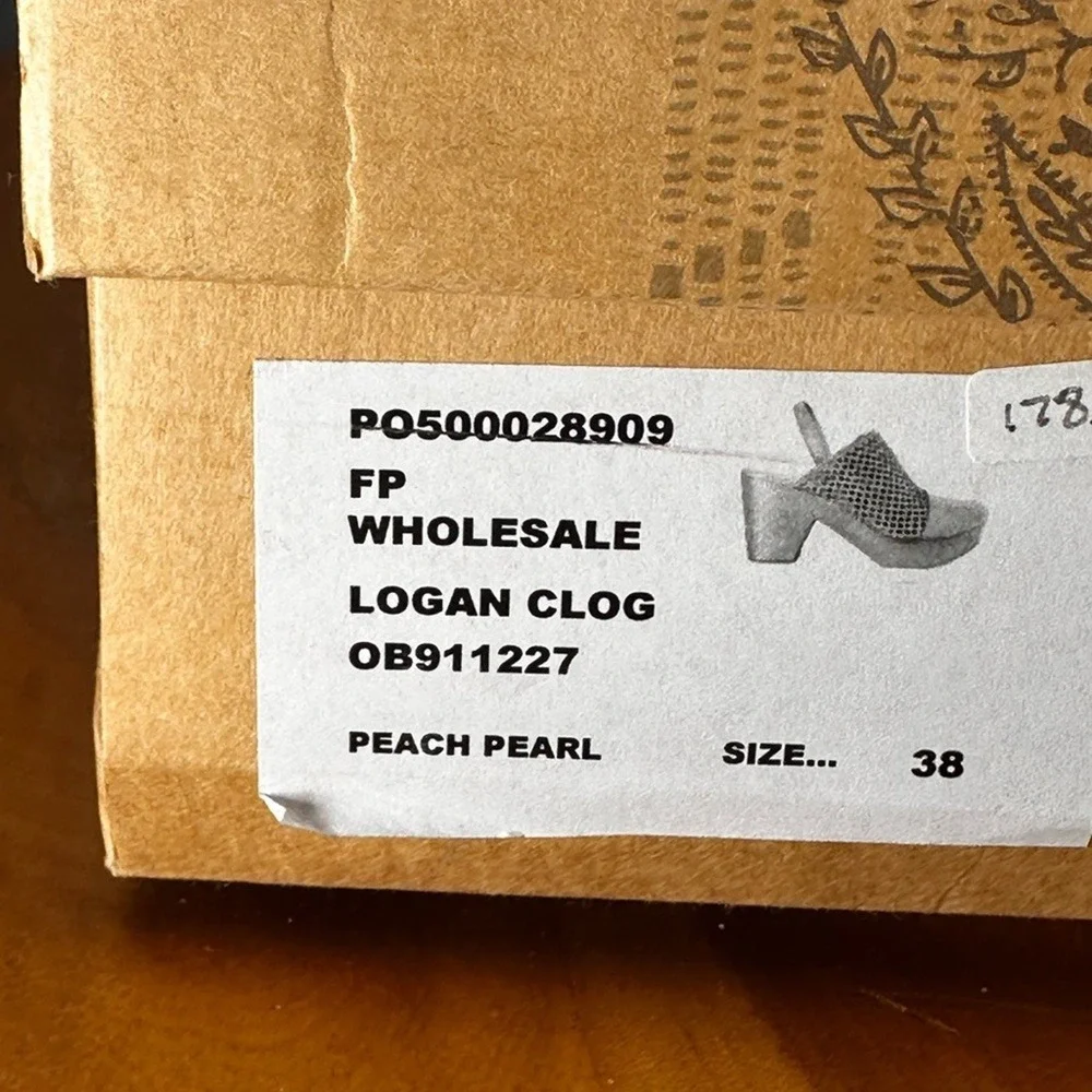 Free People NWB Size 38EU‎ peach pearl the Logan Leather Clogs